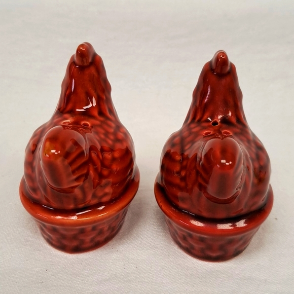 Vintage art pottery ceramic hen on nest salt and pepper shakers - Picture 4 of 8
